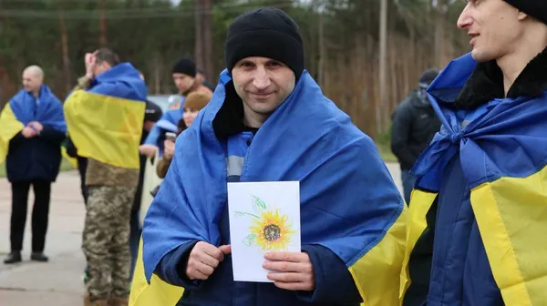 Відбувся черговий обмін полоненими: додому повернулися 175 військових і семеро цивільних (фото)