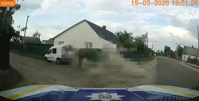 У Камені-Каширському п’яний водій тікав від поліції та врізався у паркан (відео)