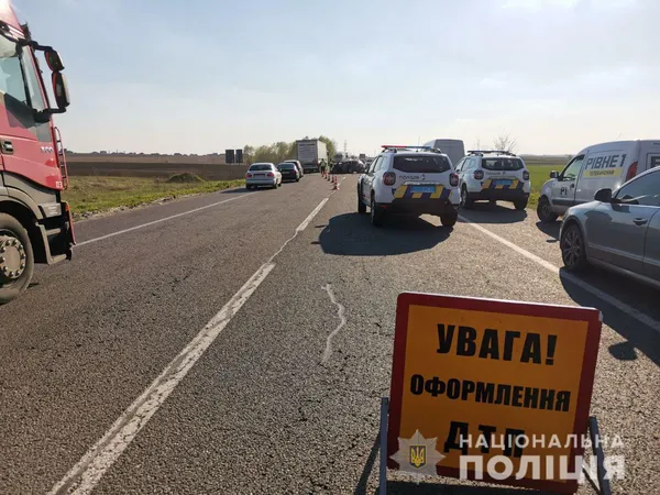 В ДТП на Рівненщині загинула родина з немовлям (фото, відео)
