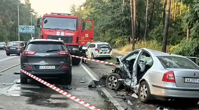 У Києві зіткнулось 9 автівок: постраждало п'ятеро людей (відео)