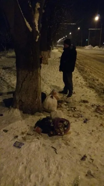 Лучани викидають пакети зі сміттям на узбіччя 