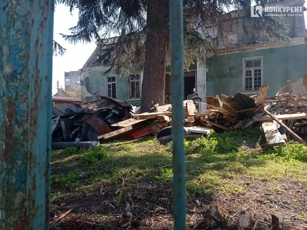 У старому будинку на Ярощука у Луцьку демонтували дах: що відбувається (фото, відео)