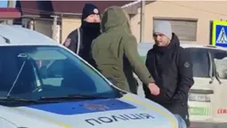 Лаявся і ліз за кермо: у Нововолинську чоловік пошарпався з патрульними (відео)