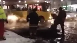 У Луцьку ремонтують дороги під час ожеледиці: утворилась тягучка (відео)