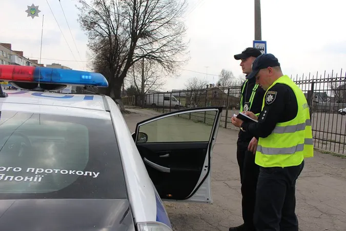 Ями по шість сантиметрів: волинські патрульні обстежили Львівську (фото)