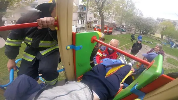 У Нововолинську на дитячому майданчику травмувався 16-річний хлопець