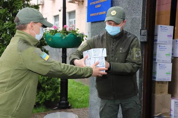 Українські прикордонники отримали від ЄС рукавички та дезінфектори (фото)