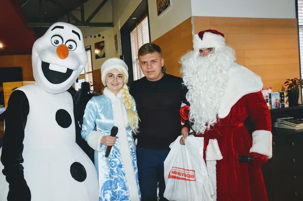 Куратор соціального проекту «МИ#SVIDOMI» Павло Павлюк разом з казковими героями