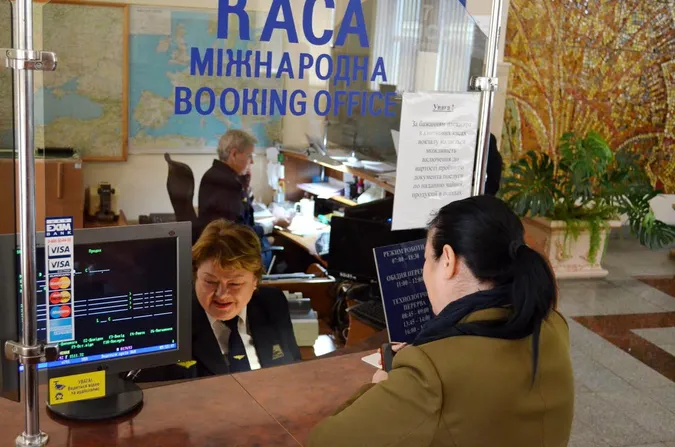 Укрзалізниця обладнала 100% кас далекого сполучення безготівковими терміналами (відео)