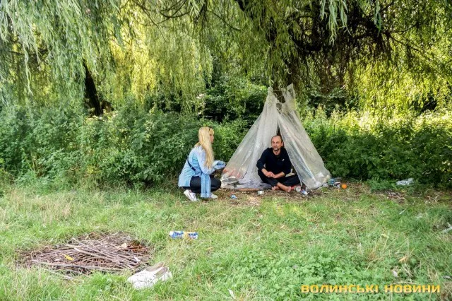 «Бог мене любить»: у Луцьку на березі річки живе безхатько-філософ (фото)