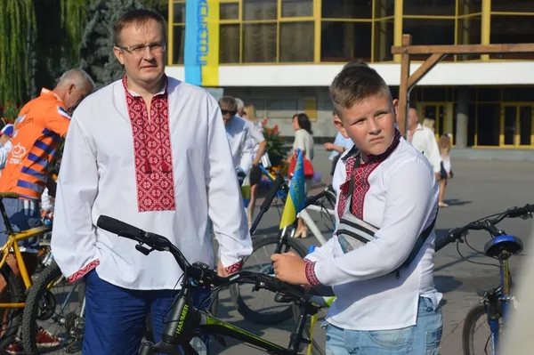 Велосипедисти у вишиванках кружляли Луцьком (фото)