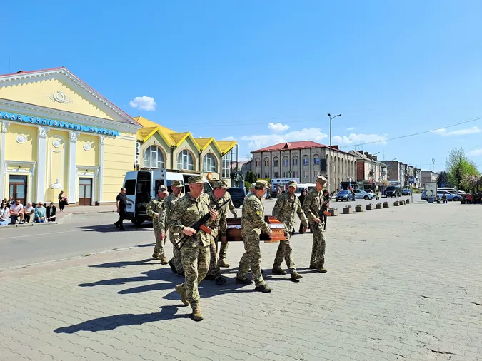 Поховали у день народження: на Волині прощалися з капітаном Володимиром Котиком