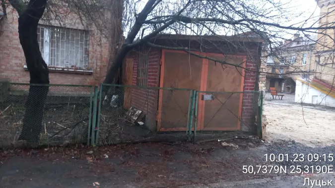 У Луцьку муніципали знесуть гараж у Старому місті