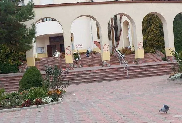 Вандал розписав «числом звіра» 17 церков у Тернополі (фото)