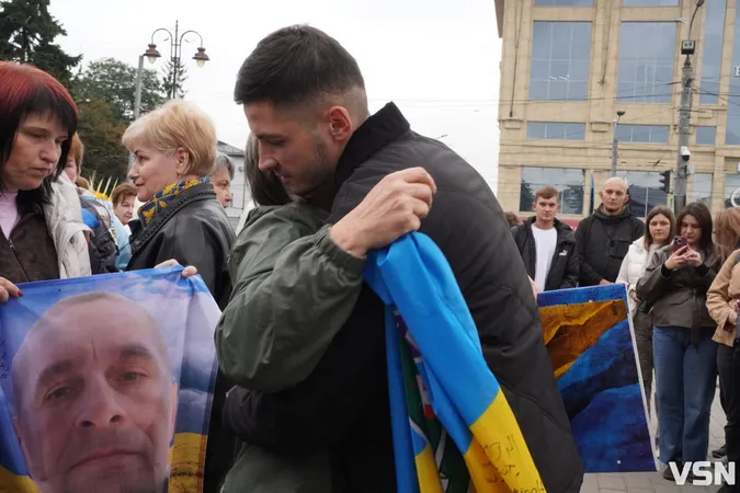 «Для мене це вже моя реальність»: у Луцьку зустріли Павла Літвіна після 50 місяців російського полону (фото)