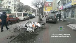 У Луцьку п'яний водій на "євробляхах" зніс рекламну конструкцію (фото)
