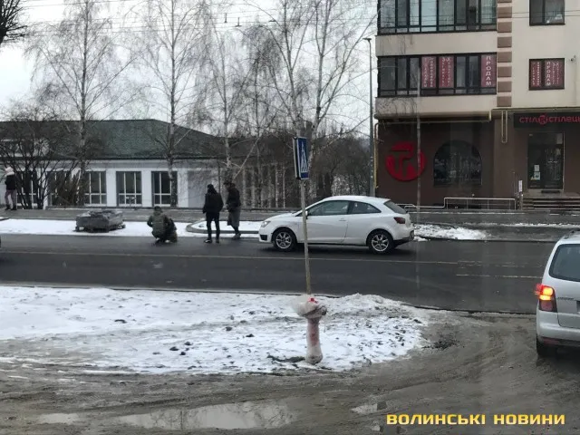 У Луцьку аварія на переході: збили молоду дівчину (фото, відео)