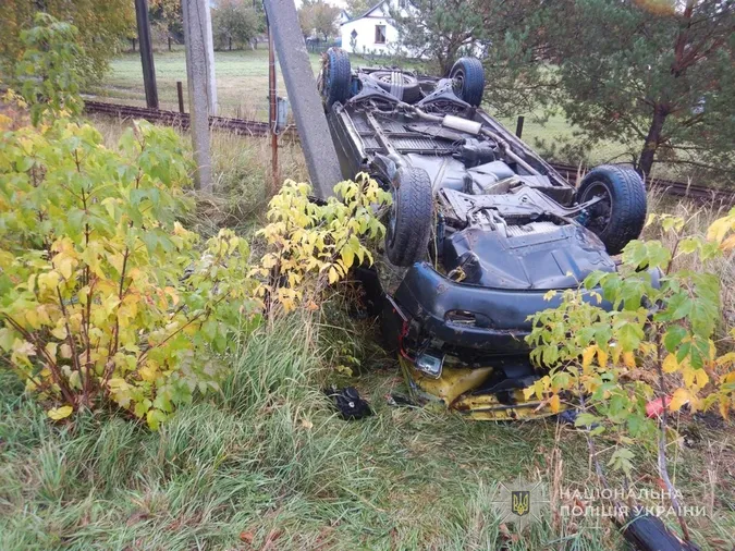 На Волині – смертельна ДТП: водій Volkswagen врізався в електроопору (фото)