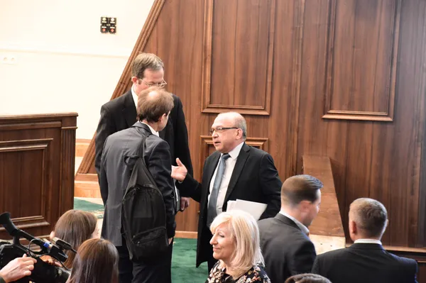 ...чи не про кролячу шапку, він розповів Сергію Леонтьєву? Думаю, що все ж ні, голова сьогодні не жартував. Проблем забагато.