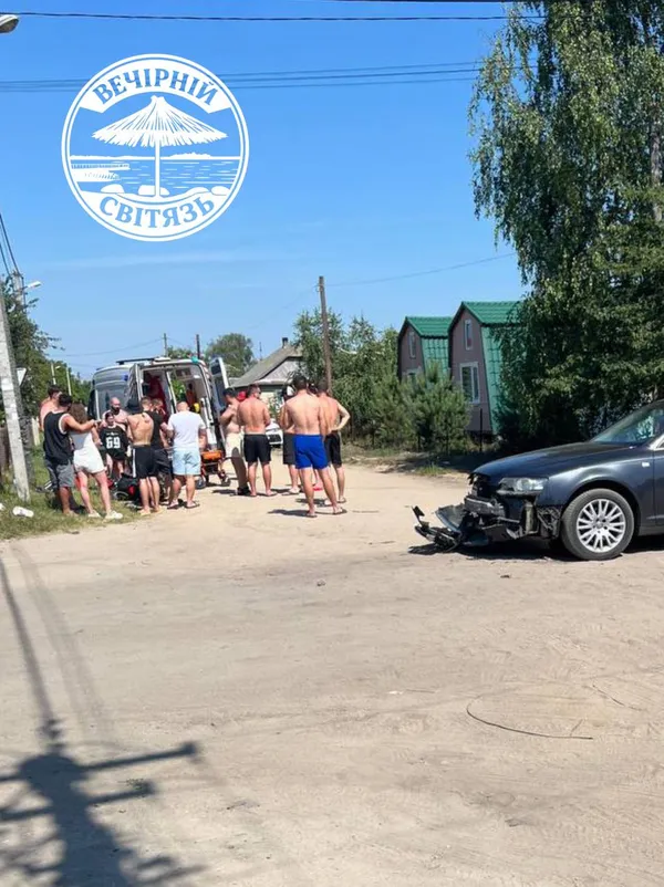 На популярному курорті Волині сталася ДТП: мотоцикліста госпіталізували (фото)