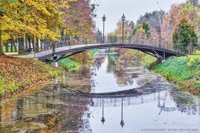 Жовтогаряча осінь у луцькому парку (фото)