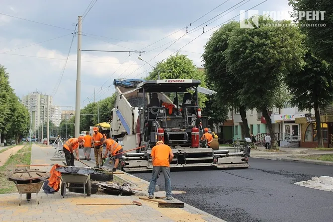 Фінішна пряма: як у Луцьку на Волі вкладають асфальт (фото)