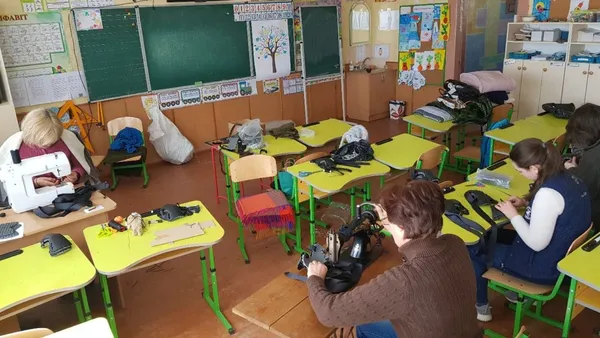 Шиють наколінники і годують блокпости: діти і дорослі волонтерять на Волині (фото)