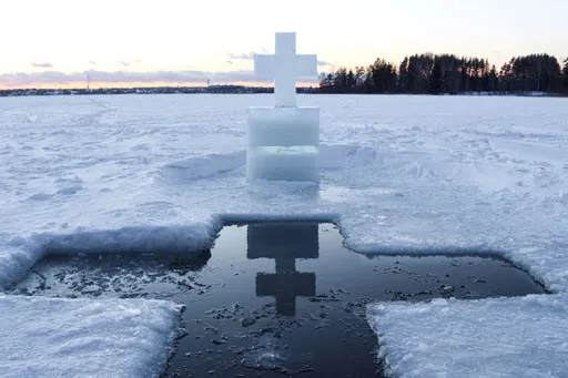 Відомі волиняни показали, як пірнали в ополонки на Водохреще (фото)