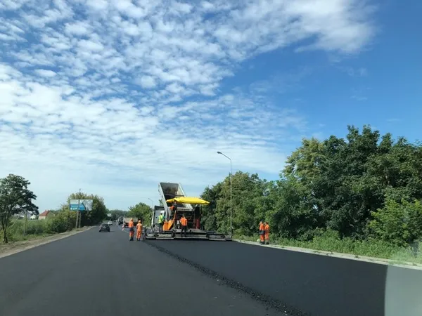 Робота кипить: як ремонтують об'їзну на Рованці (фото)