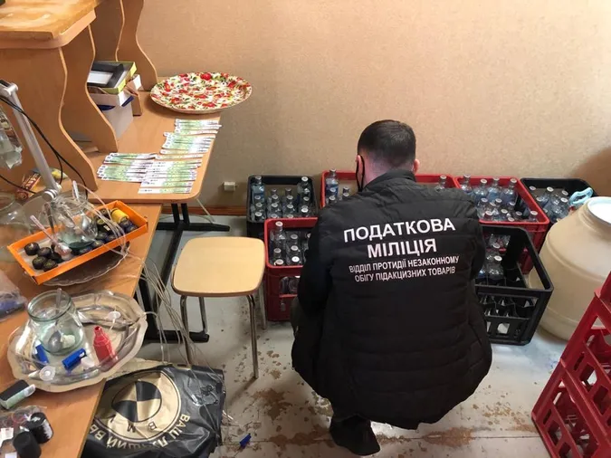 У Луцьку підробляли горілку відомих брендів (фото)