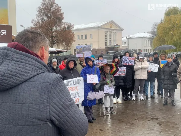 «Досить красти»: у Луцьку – акція з вимогою витрачати більше на ЗСУ (фото)