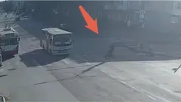 У Луцьку водій маршрутки ледве не збив дітей на пішоході (відео)
