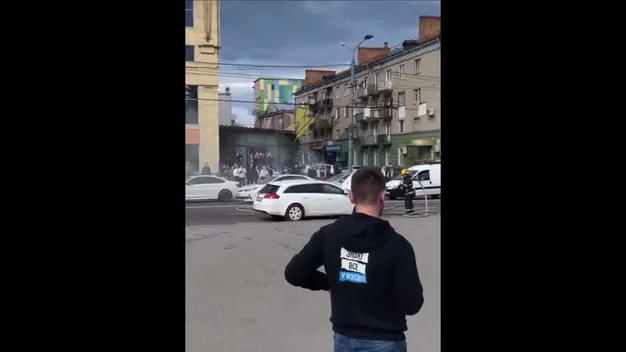Повалив дим з-під капота: у Луцьку біля ЦУМу горіло авто (відео)