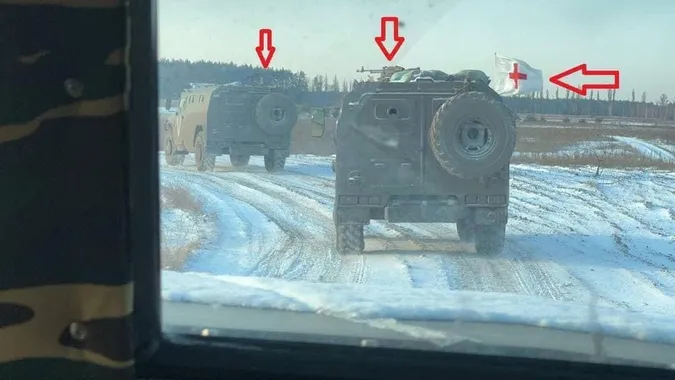 російська армія в Україні прикривається прапорами Червоного хреста (фото)