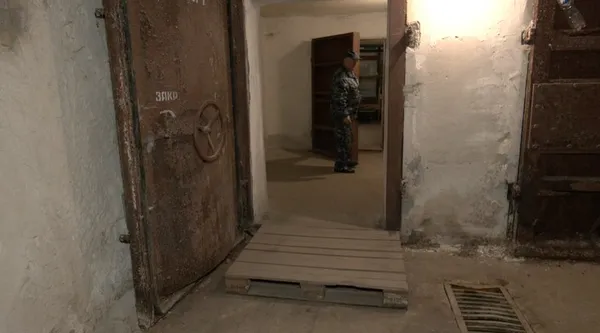 У Луцьку люди скаржаться на стан «обмежено готового» укриття (відео)