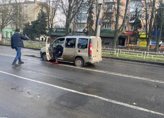 П'ятеро загиблих, десятки поранених: росіяни обстріляли центр Херсона (фото 18+, оновлено)