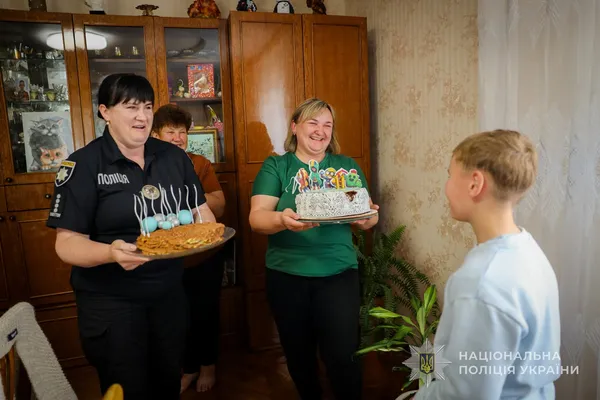 Волинські поліцейські зворушливо привітали з Днем народження сина загиблого побратима (фото)