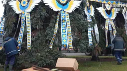 У центрі Луцька «роздягають» святкові ялинки (фото)
