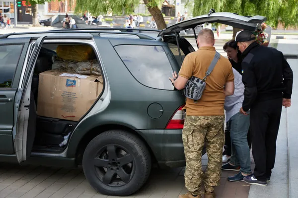 З Луцька для потреб 14 ОМБр передали позашляховик та допомогу (фото)