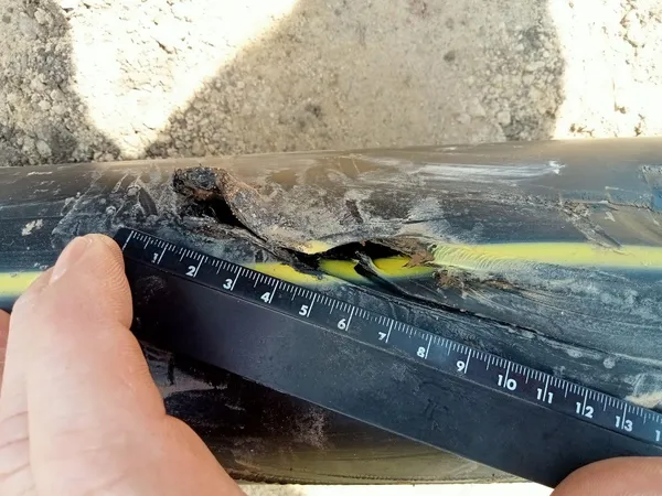 Ставили паркан і зачепили трубу: у селі біля Луцька – витік газу (фото)