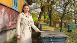 Зібрали тонну меду: 22-річна волинянка доглядає пасіку замість батька, який зник на війні (фото, відео)