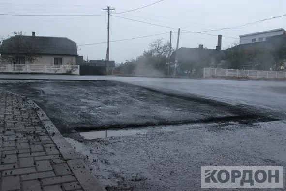 Дощ і болото не заважають укладати асфальт на Волині (відео)