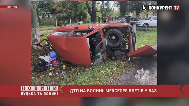 Біля Луцька вантажівка «влетіла» у ВАЗ (фото, відео)