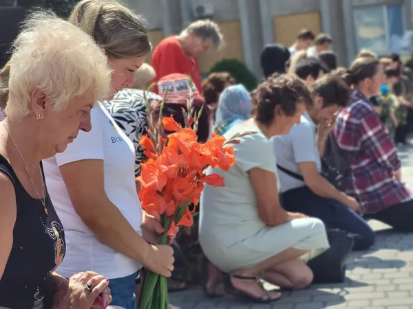 Сотні ковельчан стали на коліна перед загиблим Героєм (фото)