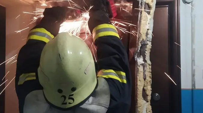 На Грушевського з зачиненої квартири врятували лучанку, яка чекала медиків