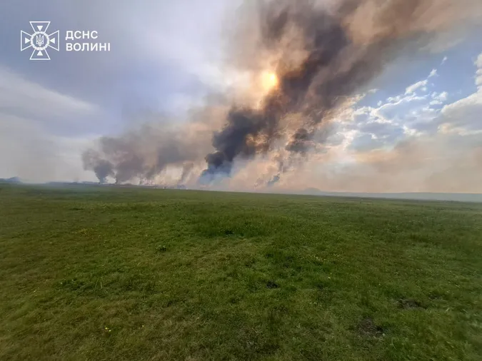 🔥Дим стояв до неба: за добу на Волині горіли поля, чагарники та торф’яники (фото)