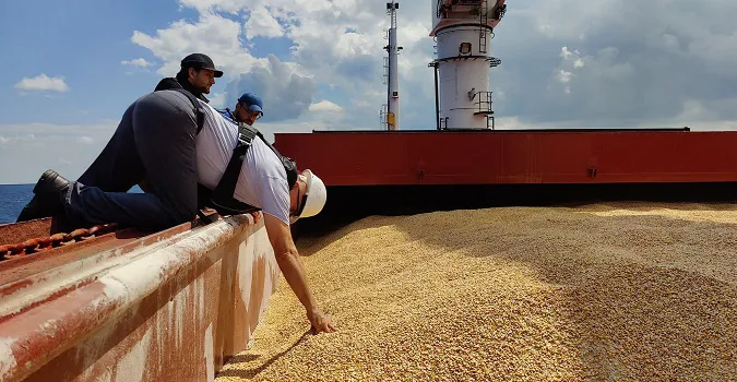 Перше судно з українською кукурудзою пройшло перевірку в Туреччині (фото)