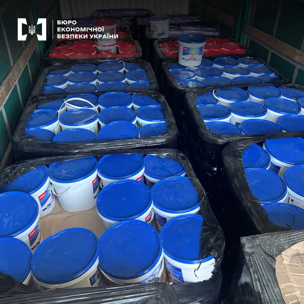 У Луцькому районі «накрили» підпільне виробництво побутової хімії відомих брендів (фото)