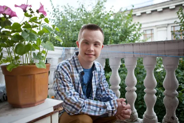 «Завжди треба щось комусь доводити»: історія лучанина із синдромом Дауна, який здобув вищу освіту