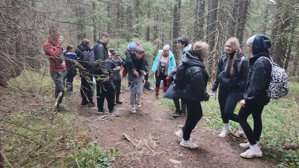 По черзі несли на спинах: діти з Волині  винесли хлопця на гору в Карпатах (фото)